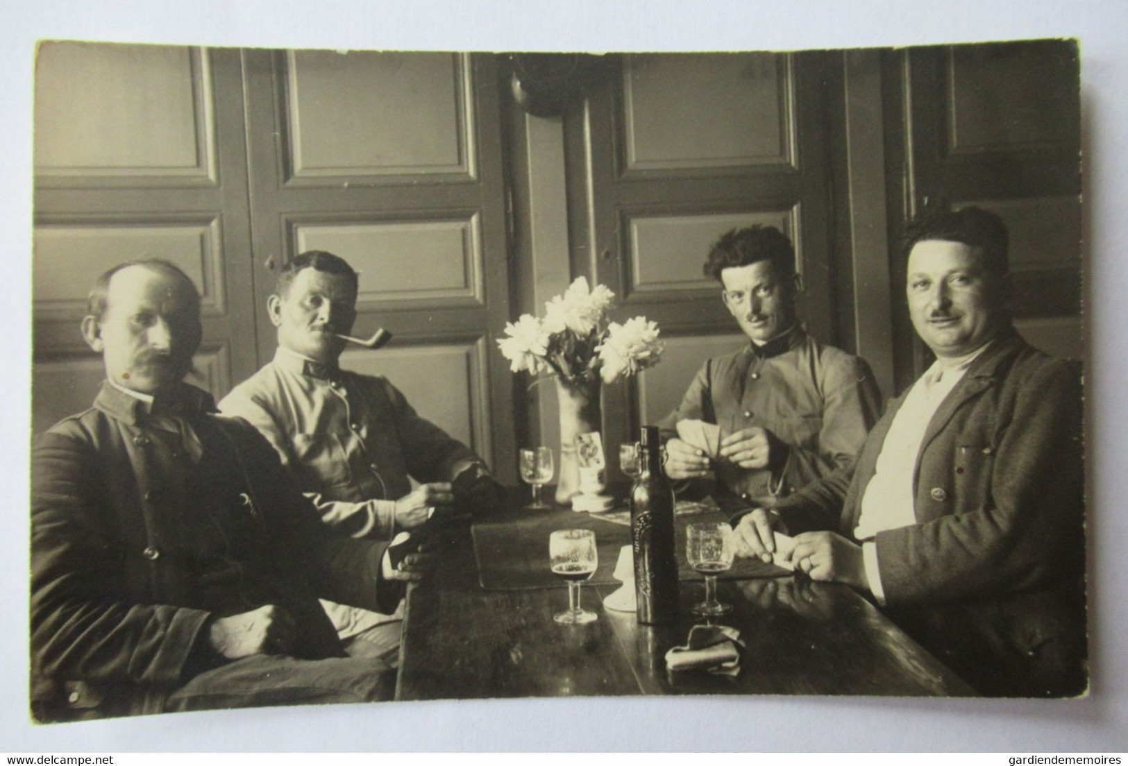 Une Partie De Cartes à Jouer Belote? Entre Soldats Chasseur Forestier? à Pied? Pipe, Bouteille De Vin - Carte Photo - Regimientos