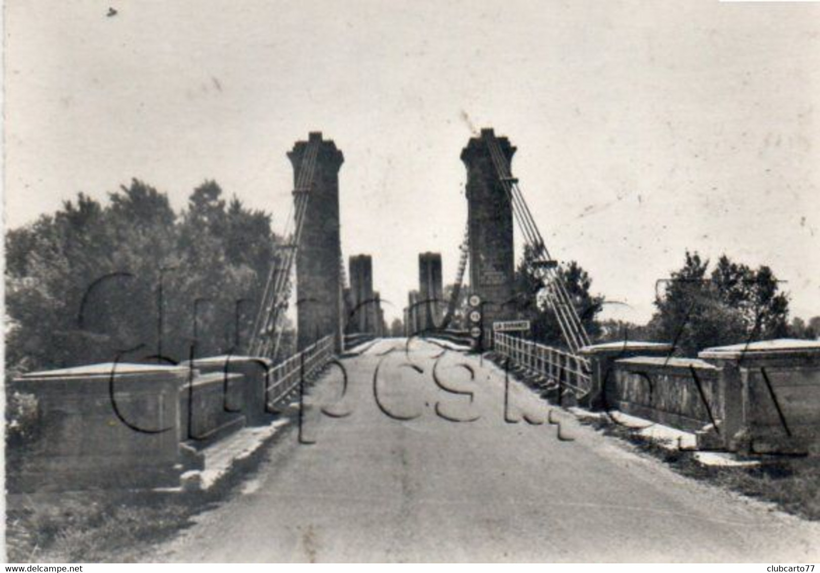 Mallemort (13) : L'entrée Du Pont Suspendu En 1950  GF. - Mallemort