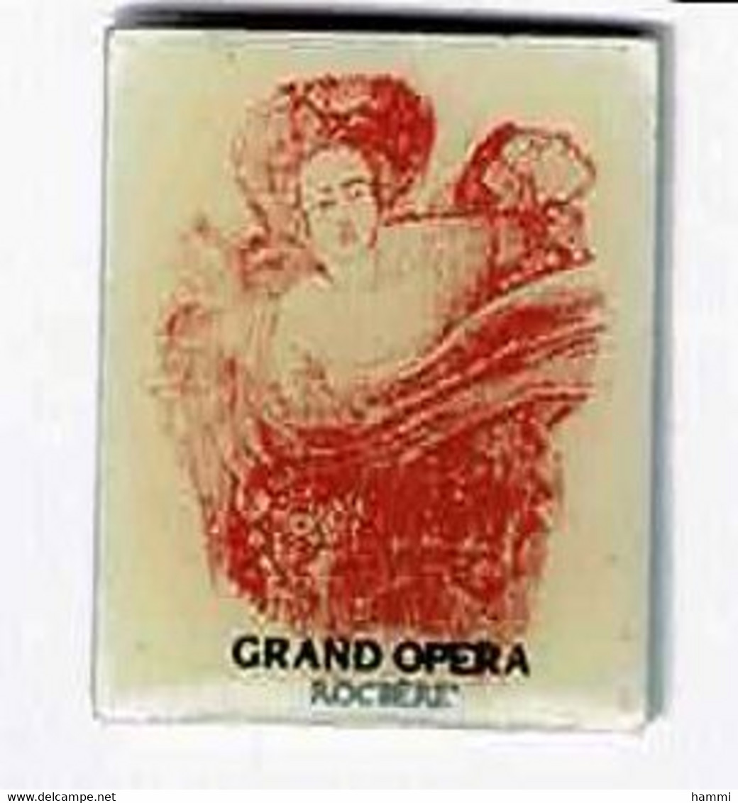 R346 Pin's Grand Opéra Rocbere Portel-des-Corbières Aude Thème Vin Pin'up Achat Immédiat - Pin-ups