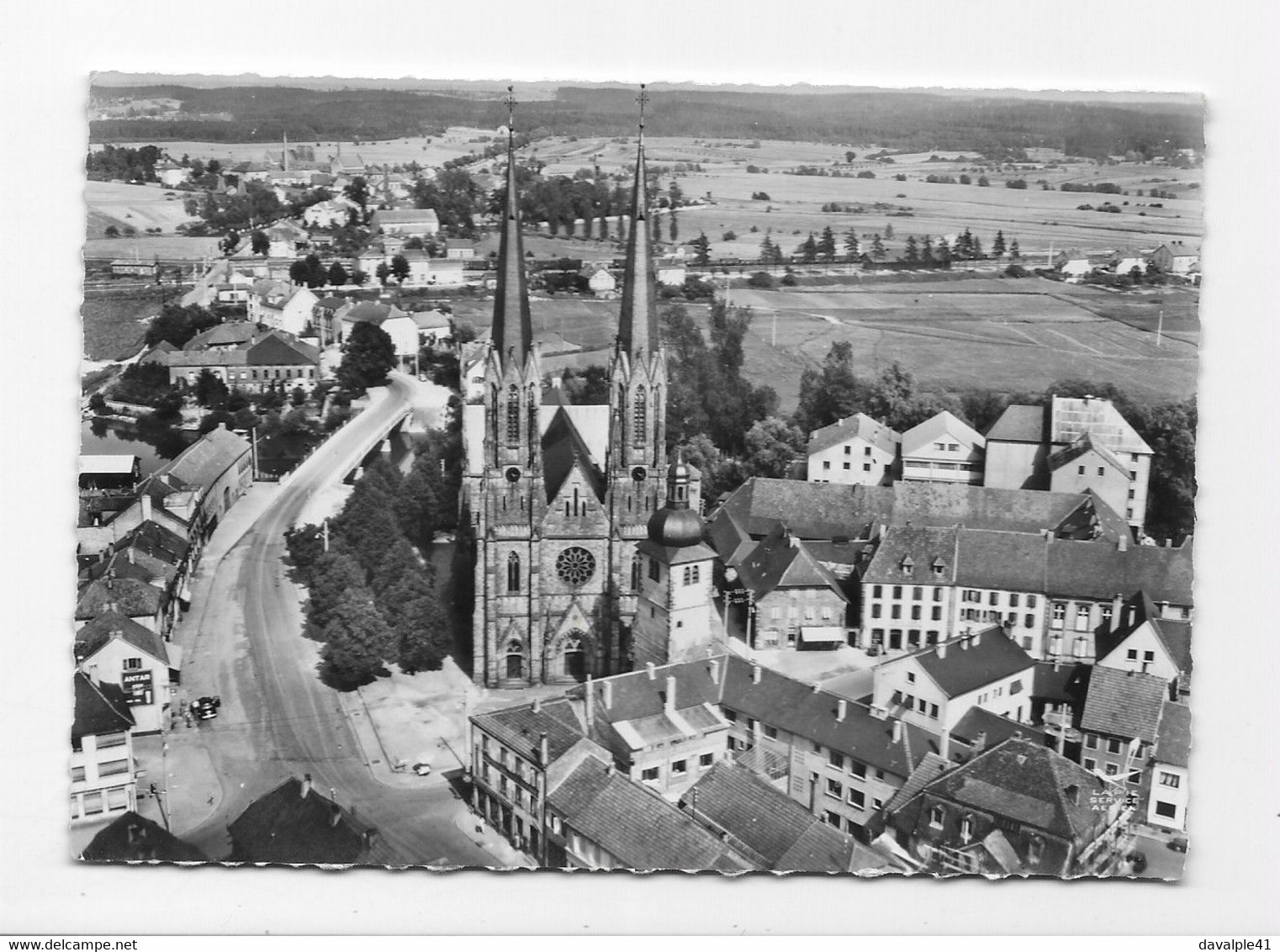 57   SARRALBE   VUE  AERIENNE L'EGLISE     BON ETAT     2 SCANS - Sarralbe