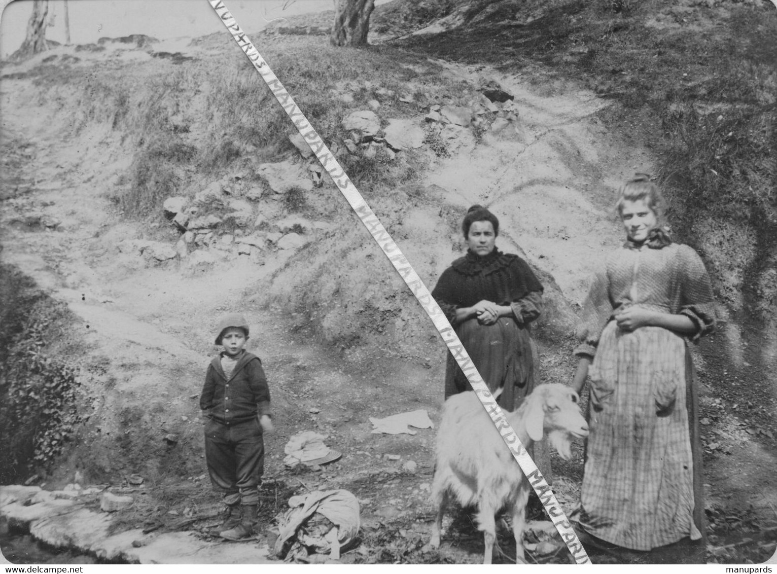 83 LA VALETTE DU VAR / PHOTO / 1895 - 1910 / RAVIN / FEMMES / ENFANT / CHEVRE - La Valette Du Var