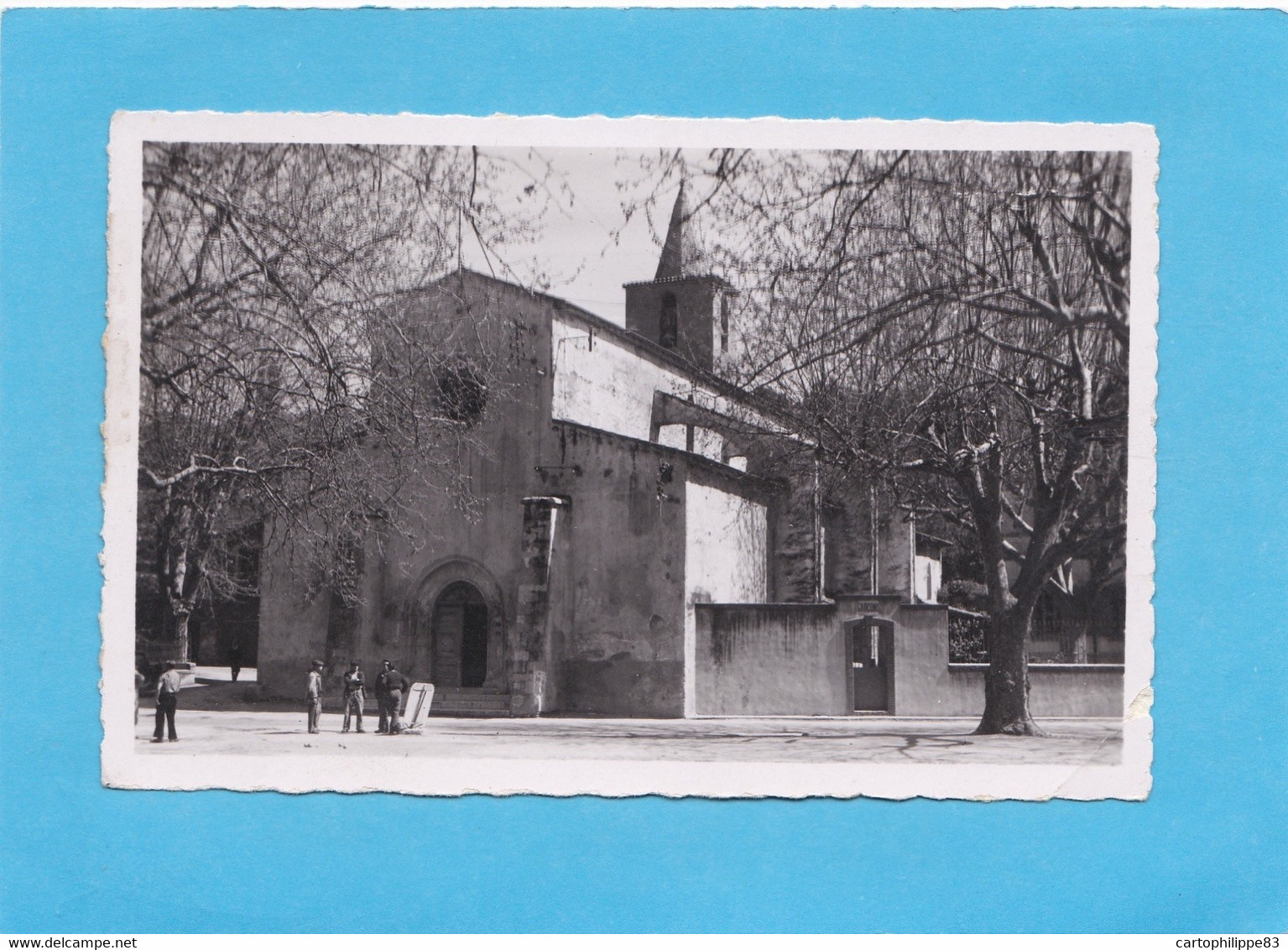 VAR 83 LA ROQUEBRUSSANNE L'EGLISE JOUEUR DE BOULES SUR LA PLACE PETANQUE - La Roquebrussanne