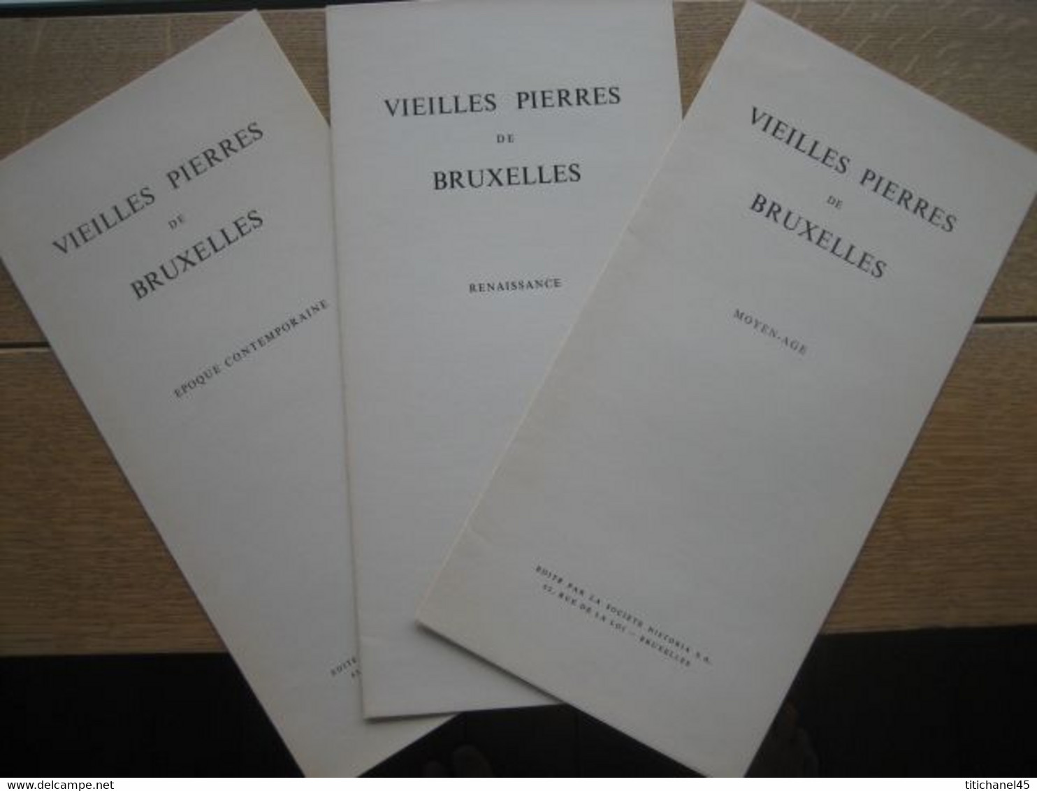 HISTORIA "Vieilles Pierres De Bruxelles" Les 3 Fardes Bien Complètes Dans Pochette Avec Les 15 Gravure D'Henri Mortiaux - Albums & Catalogues
