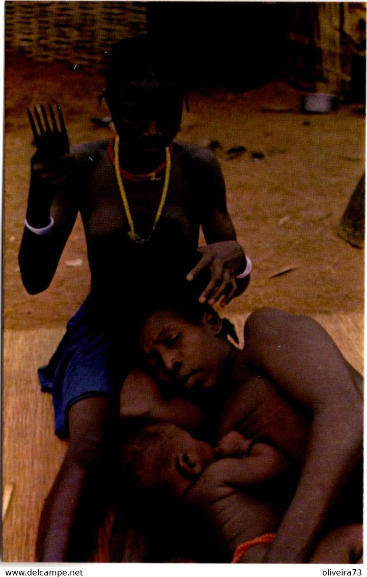 GUINÉ  PORTUGUESA - Tecendo Cabelo (Biafadas) - Fulacunda - Guinea Bissau