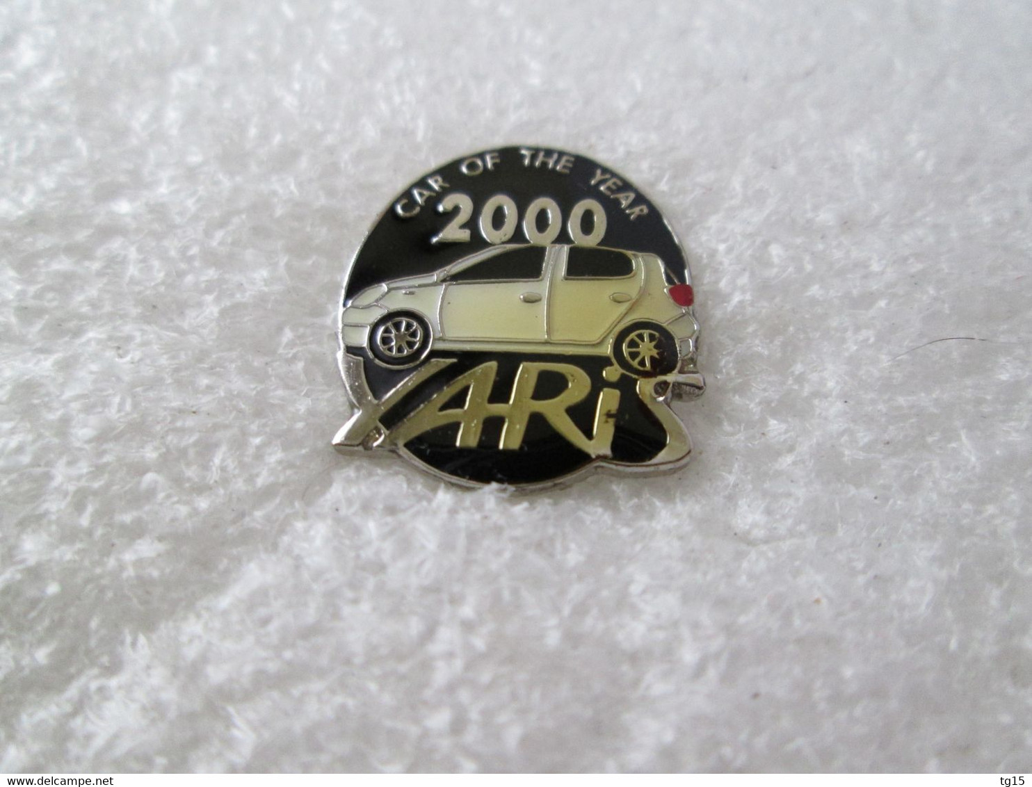 PIN'S    TOYOTA   YARIS    CAR OF THE YEAR  2000 - Toyota