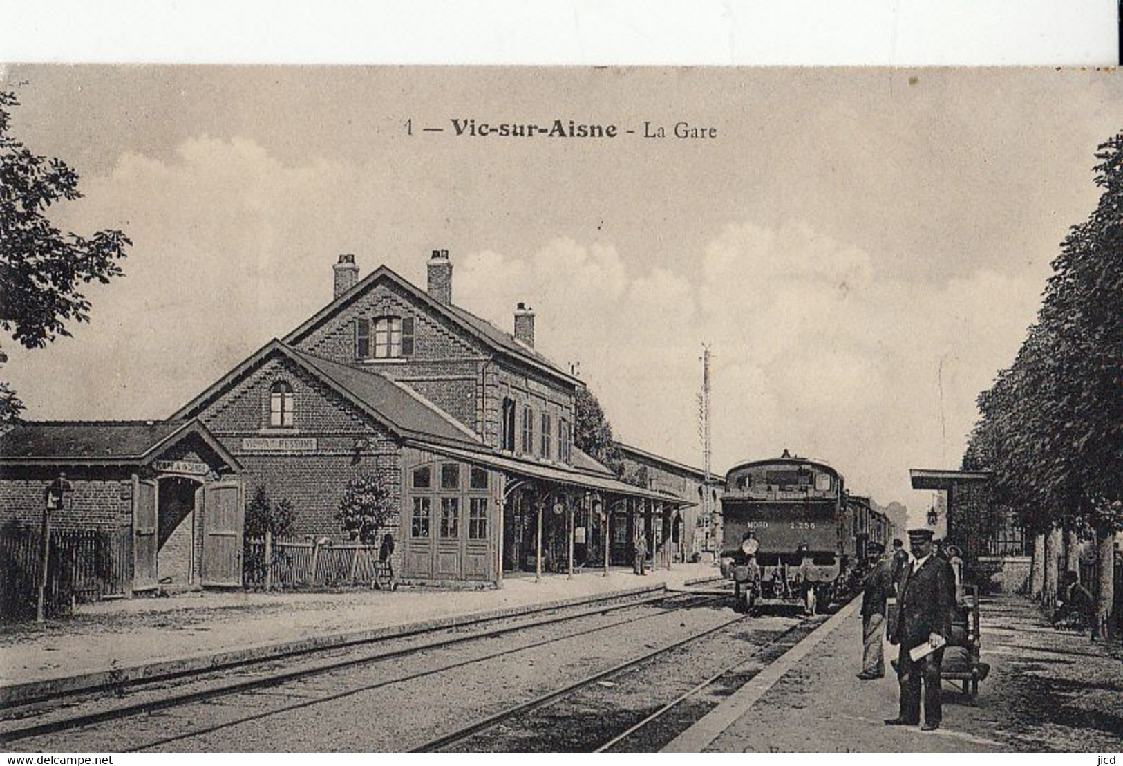 02- Vic Sur Aisne La Gare Avec Locomotive - Vic Sur Aisne