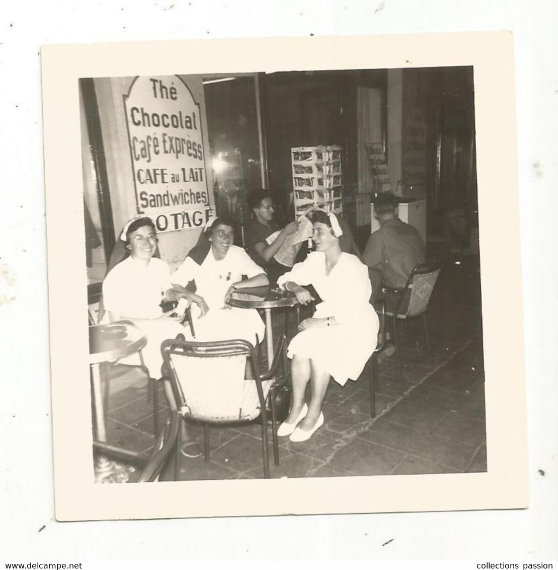 Photographie, 90 X 90 Mm, LOURDES , Bar , Café , Terasse , Souvenir Du Pélerinage Vendéen , 1969 - Unclassified