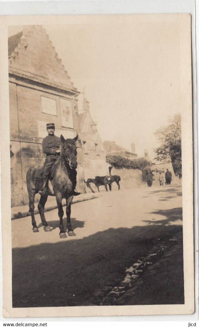 02- Vic Sur Aisne Carte Photo  Militaire Sur Son Cheval Rue D Attichy  Rue Du Jeu D Arc 1915/16 (tres Rare) - Vic Sur Aisne