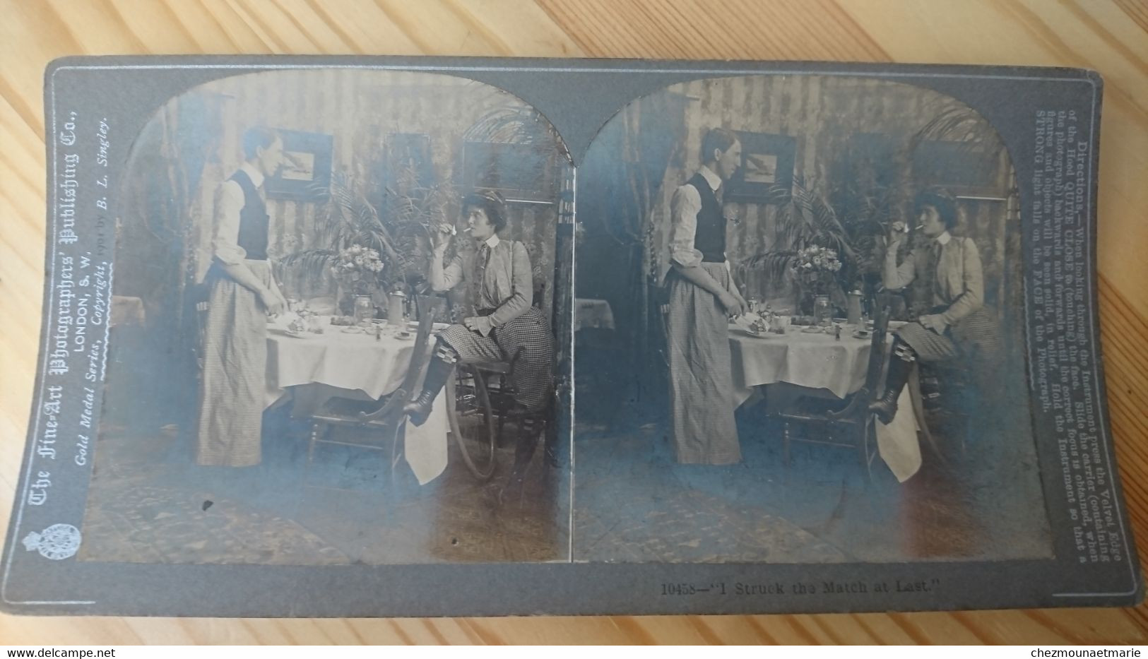 FEMME CYCLISTE AVEC SON VELO FUMANT UNE CIGARETTE DEVANT LE SERVEUR - PHOTO STEREO LONDRES - Photos Stéréoscopiques