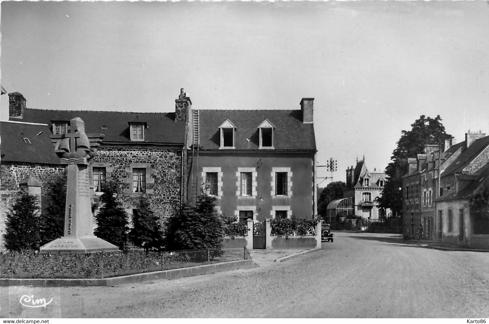 Lanvollon * La Place Du Général De Gaulle Et La Rue St Yves - Lanvollon