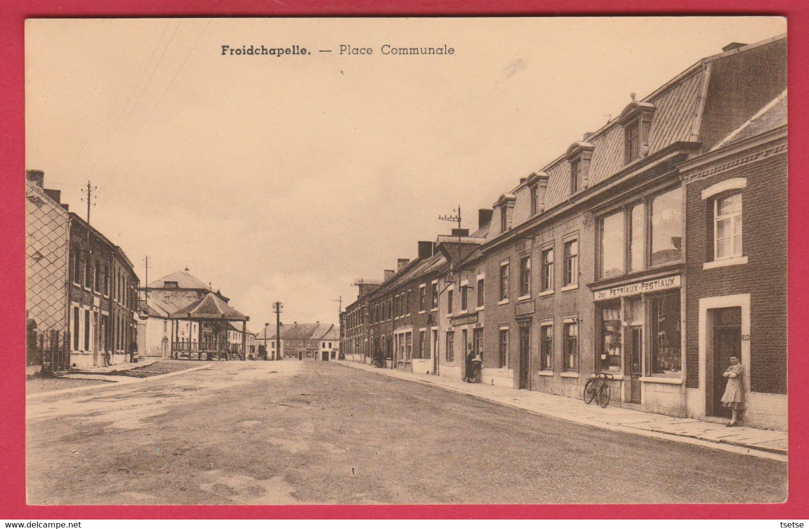 Froidchapelle - Place Communale ... Magasin Jean Petriaux-Pestiaux ( Voir Verso ) - Froidchapelle