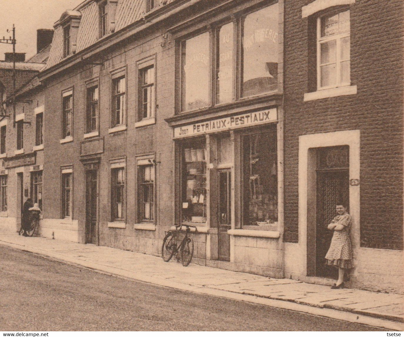 Froidchapelle - Place Communale ... Magasin Jean Petriaux-Pestiaux ( Voir Verso ) - Froidchapelle