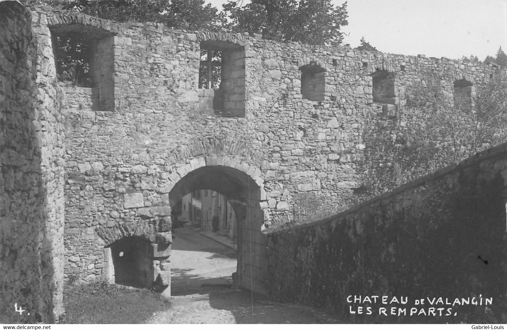 Château De Valangin Les Remparts - Valangin