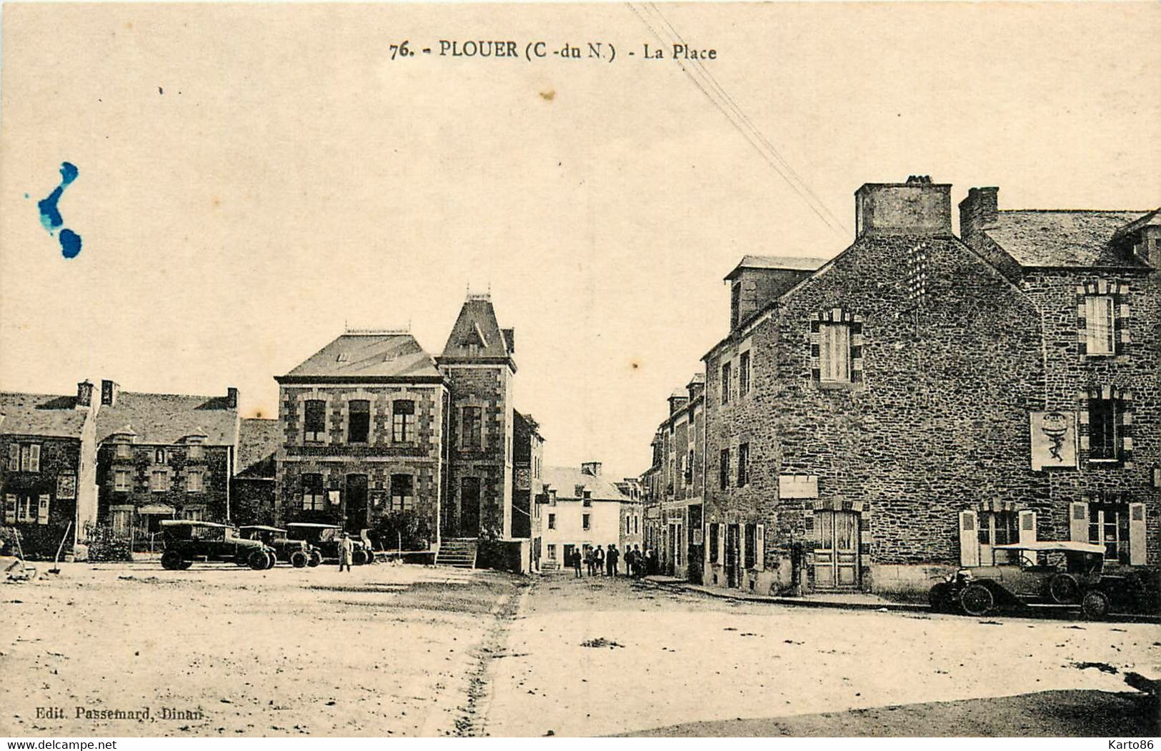 Plouër * La Place Du Village * Automobile Voiture Ancienne De Marque ? - Plouër-sur-Rance