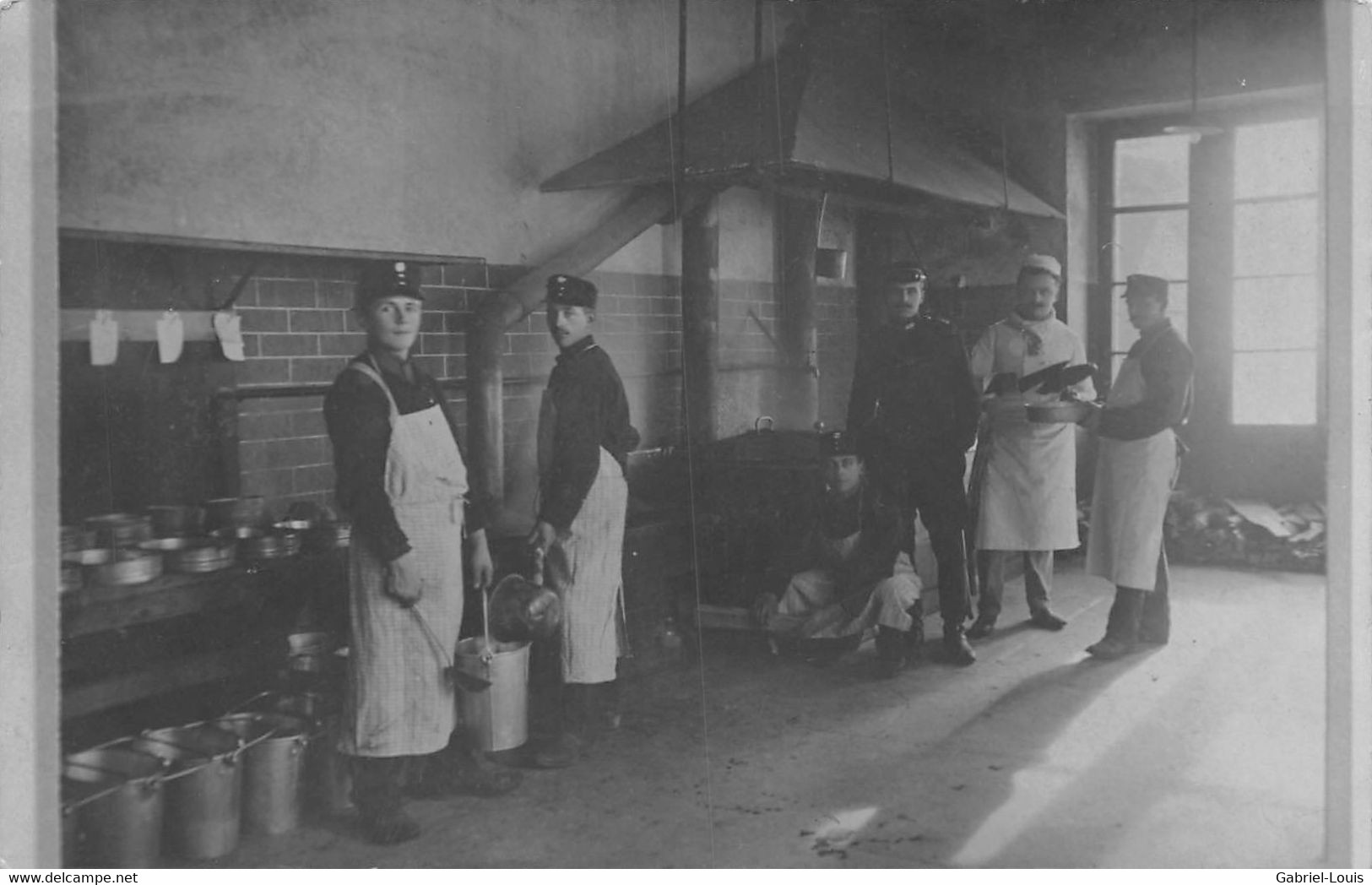 Bière - Carte-Photo Groupe De Soldats En Cuisine Fourrier  - Armée Suisse   - Militaria - Schweizer Armee 1910 - Bière