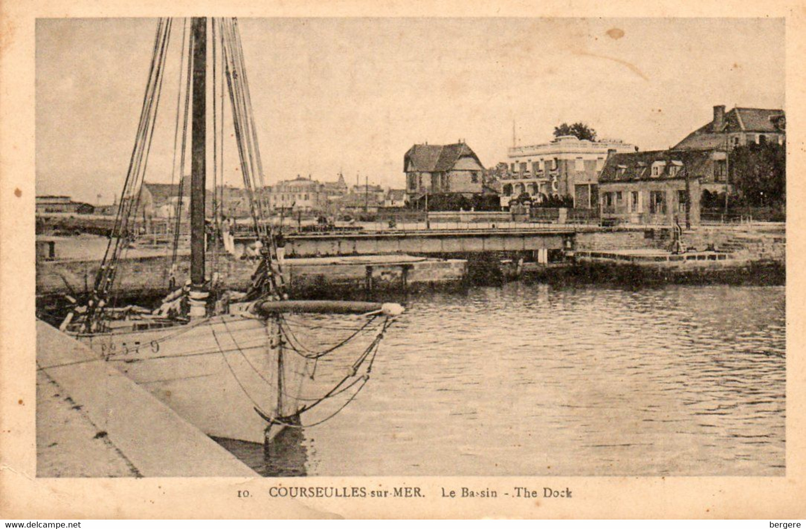 14. CPA. COURSEULLES SUR MER - Le Bassin - The Docks - Voilier - - Courseulles-sur-Mer