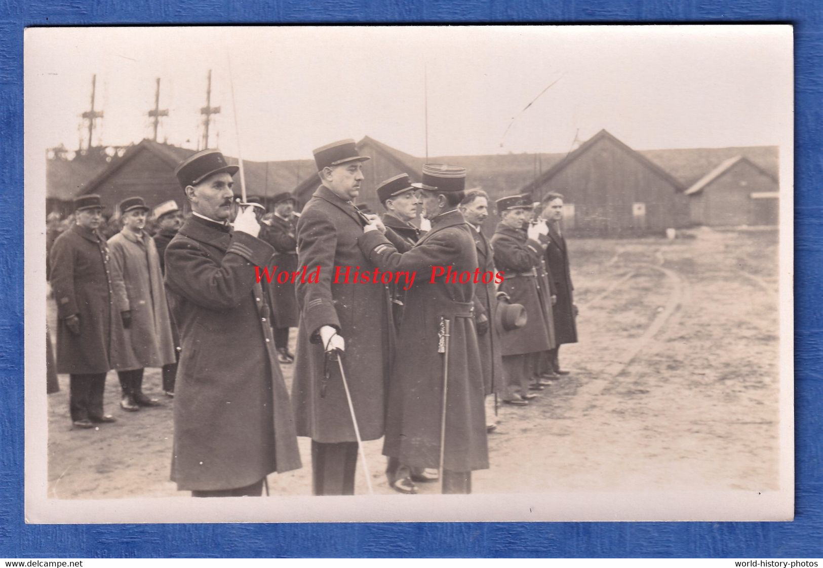 CPA Photo - CALAIS - Remise De Médaille à Un Officier - Régiment à Identifier - Vers 1930 - Uniforme Képi Sabre - Uniformen