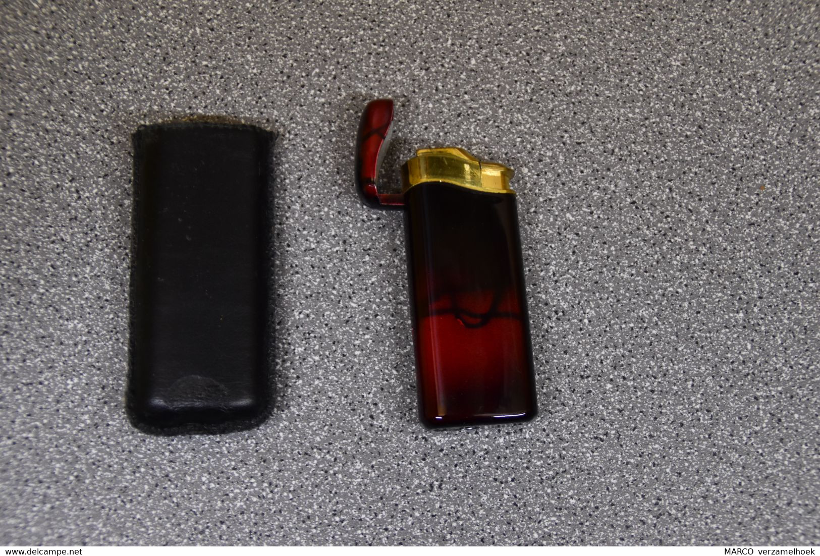 Aansteker - Lighter - Briquet - Accendino: Aansteker Rood Met Hoesje - Autres & Non Classés