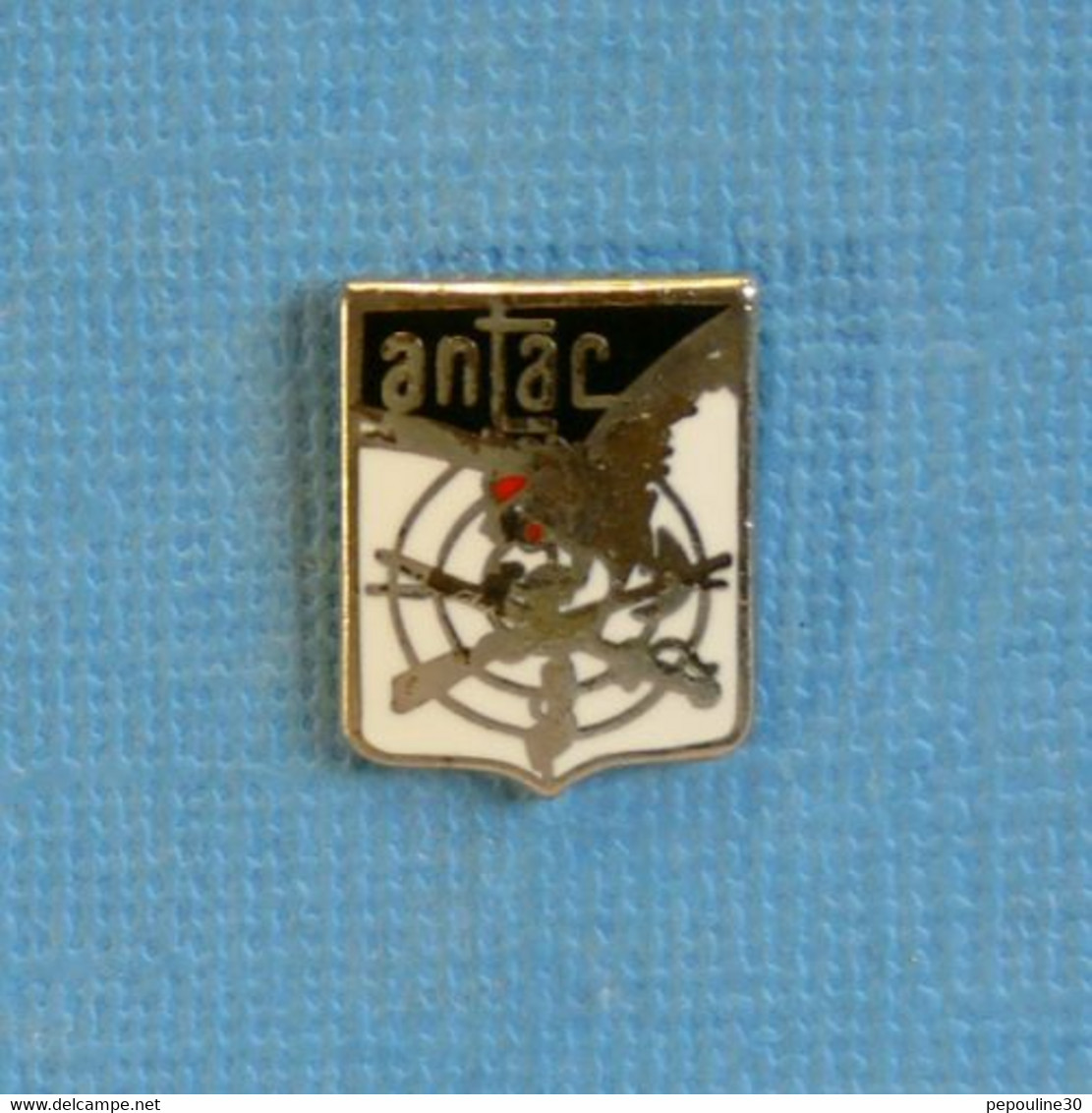 1 PIN'S // ** ANTAC / ASSOCIATION D'AMATEURS D'ARMES / TIREUR / CHASSEURS / COLLECTIONNEURS ** . SANS L'ÉCROU - Avions