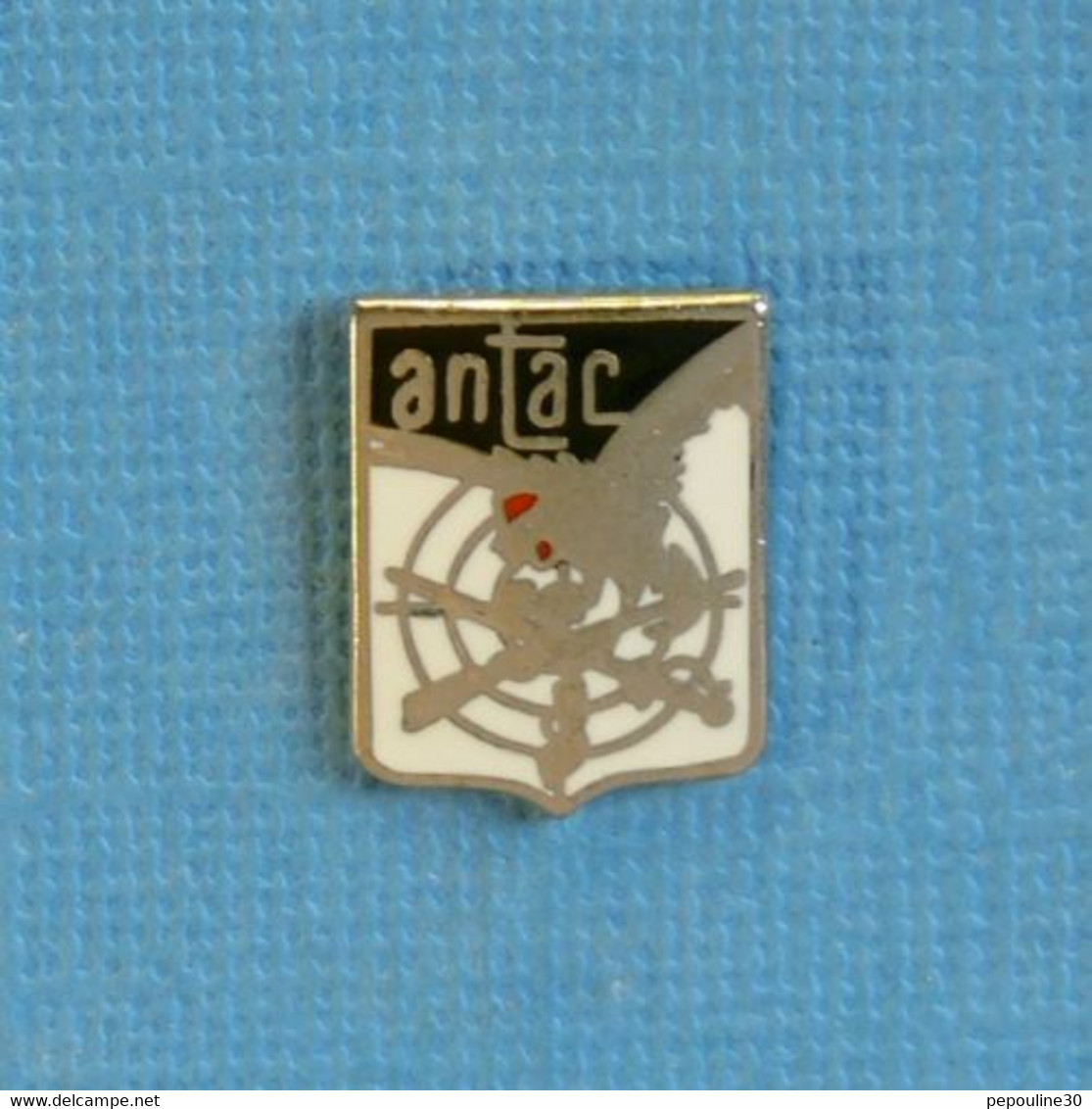 1 PIN'S // ** ANTAC / ASSOCIATION D'AMATEURS D'ARMES / TIREUR / CHASSEURS / COLLECTIONNEURS ** . SANS L'ÉCROU - Avions