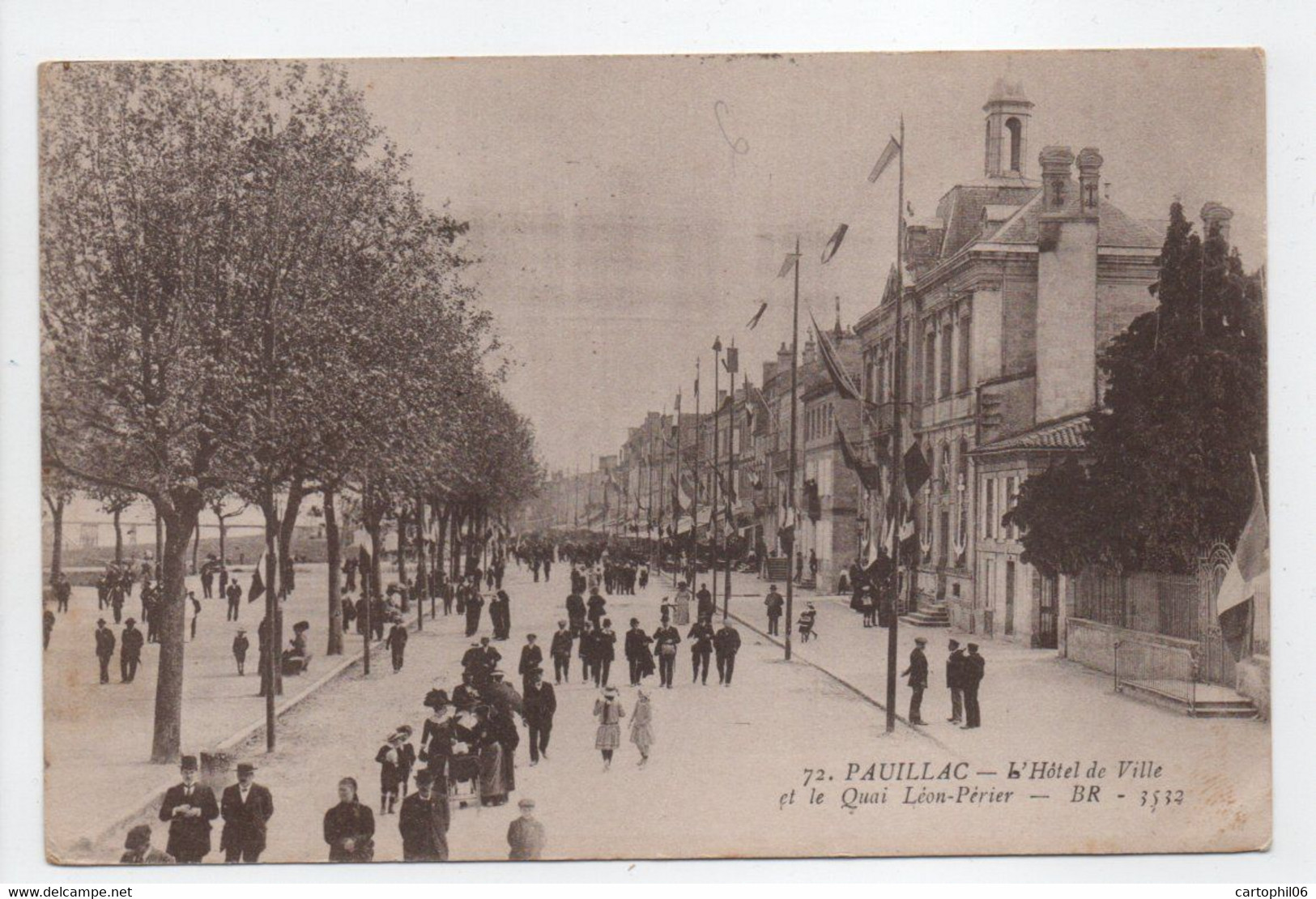 - CPA PAUILLAC (33) - L'Hôtel De Ville Et Le Quai Léon-Périer 1922 (belle Animation) - - Pauillac