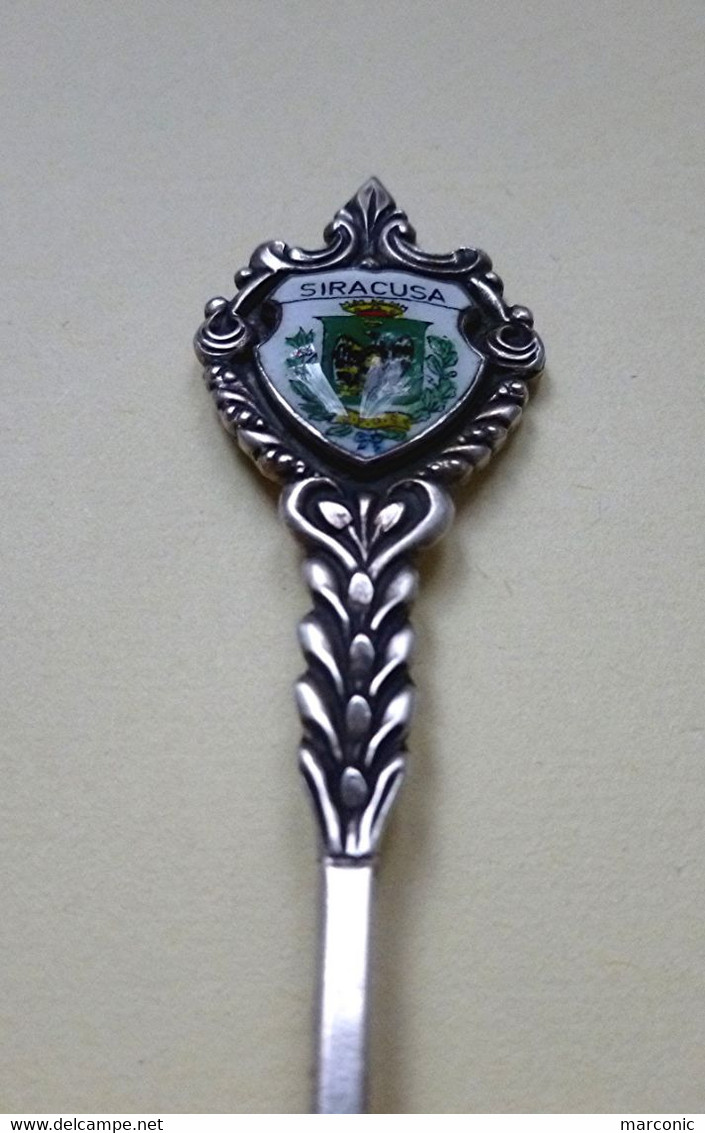 SYRACUSE Sicile - Petite Cuillère Souvenir Emaillée Argent 800, Armoiries Et Vue Sur Théâtro Greco - Spoons