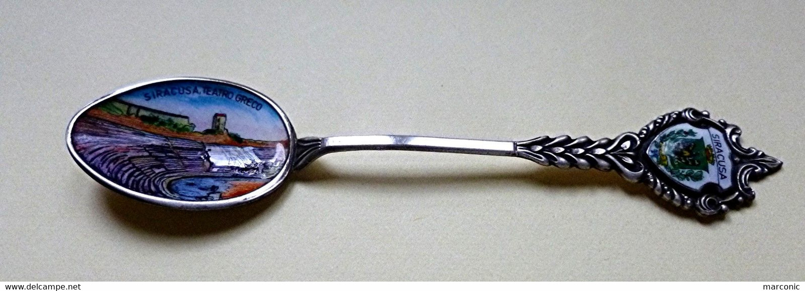 SYRACUSE Sicile - Petite Cuillère Souvenir Emaillée Argent 800, Armoiries Et Vue Sur Théâtro Greco - Spoons