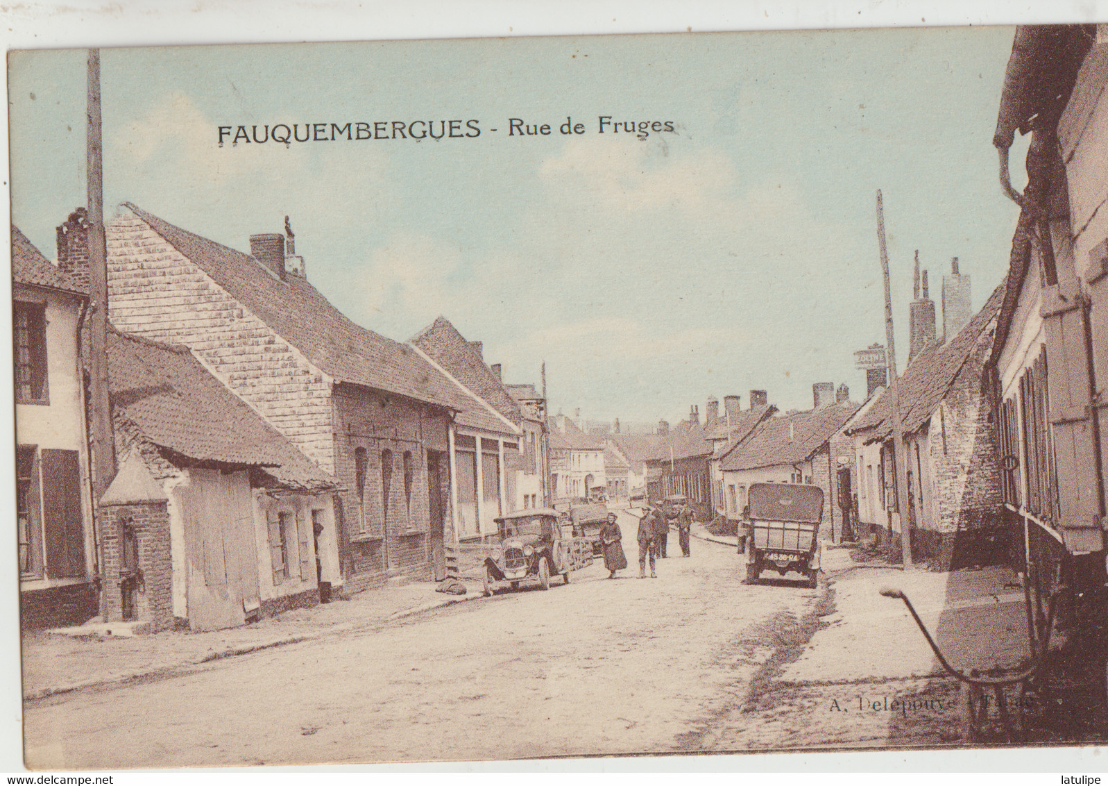 Fauquembergues  62  La Rue De Fruges Bien Animée Et Plusieurs Voitures Devant Le Café Avec Pompe A Essence - Fauquembergues