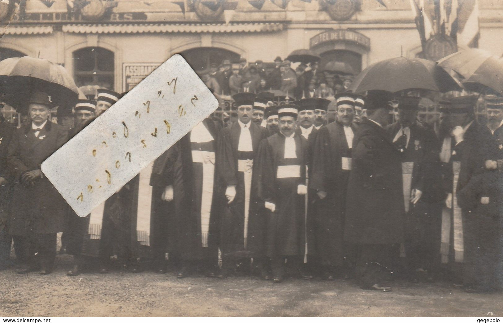 Un Groupe D'avocats Posant Devant L'Hôtel De L'Univers à Localiser ( Carte-photo ) - Hotels & Gaststätten