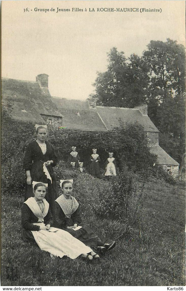 La Roche Maurice * Un Groupe De Jeunes Filles Du Pays En Coiffe Et Costume * Coiffes Bretonnes - La Roche-Maurice