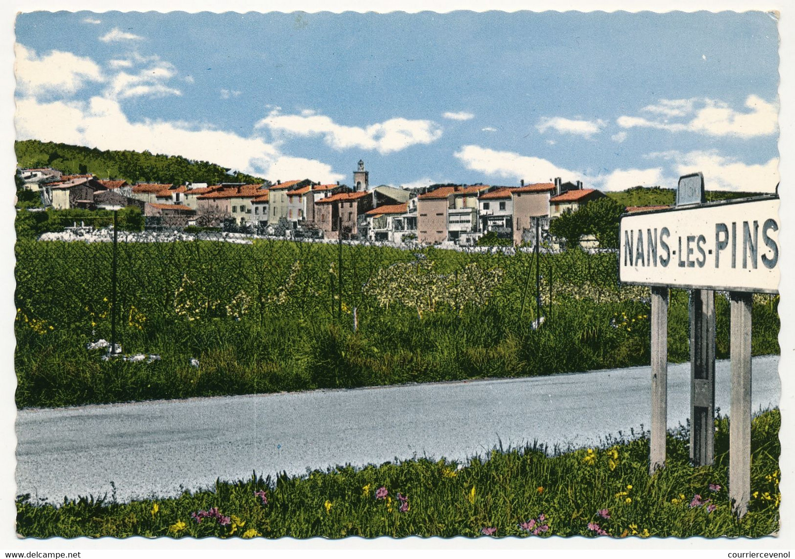 CPSM - NANS LES PINS (Var) - (Vue Générale) Avec Signalisation Routière - Nans-les-Pins