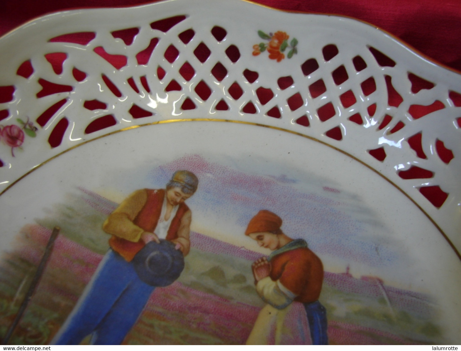 Lot. 1581. Magnifique Assiette En Faience Blanche Ajourée Ornée D'un Couple De Paysans. Bavaria, Schumann - Arzberg (DEU)