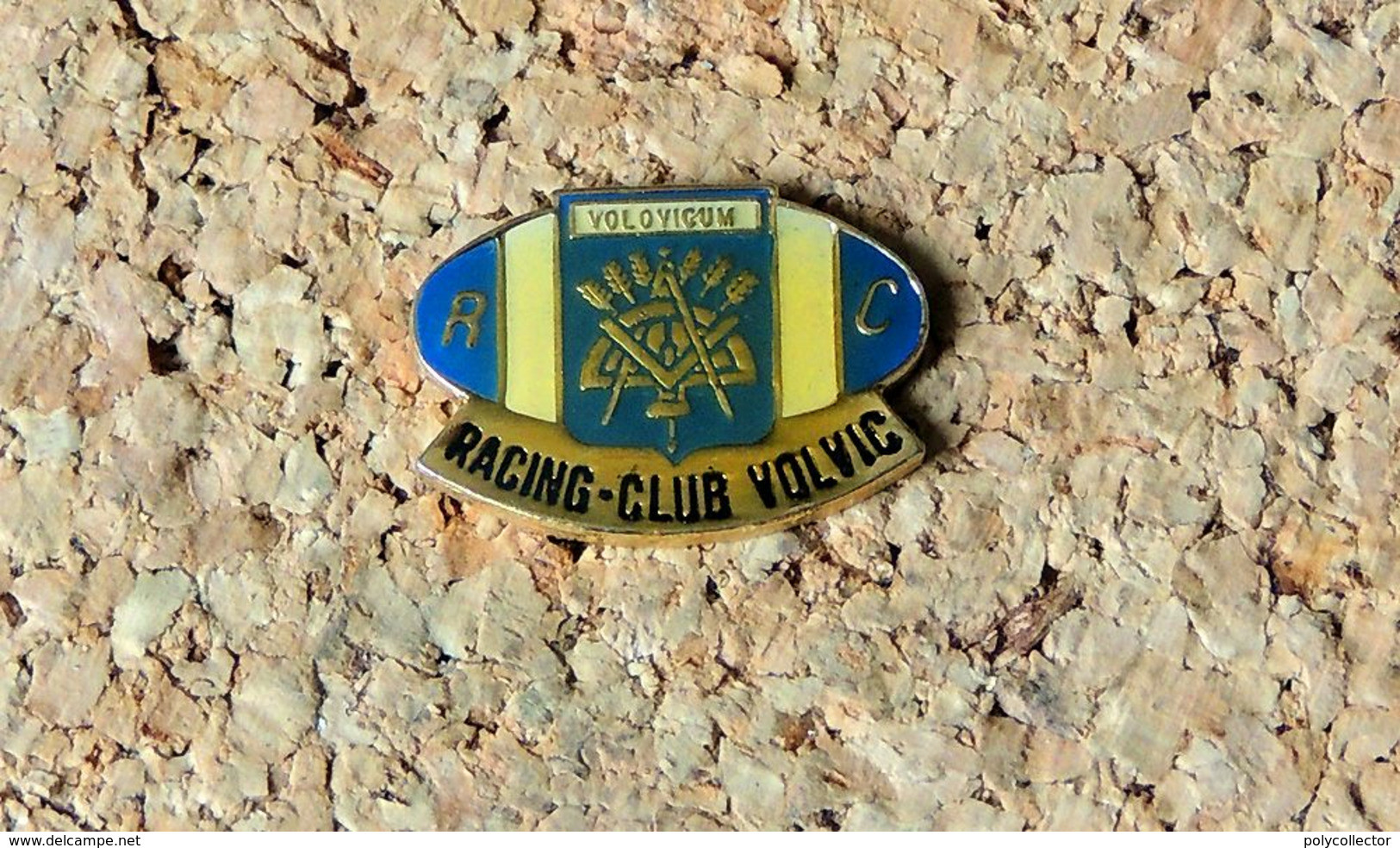 Pin's RUGBY RC VOLVIC (63) Insigne Des COMPAGNONS TAILLEUR DE PIERRES - Verni époxy - Fabricant Inconnu - Rugby