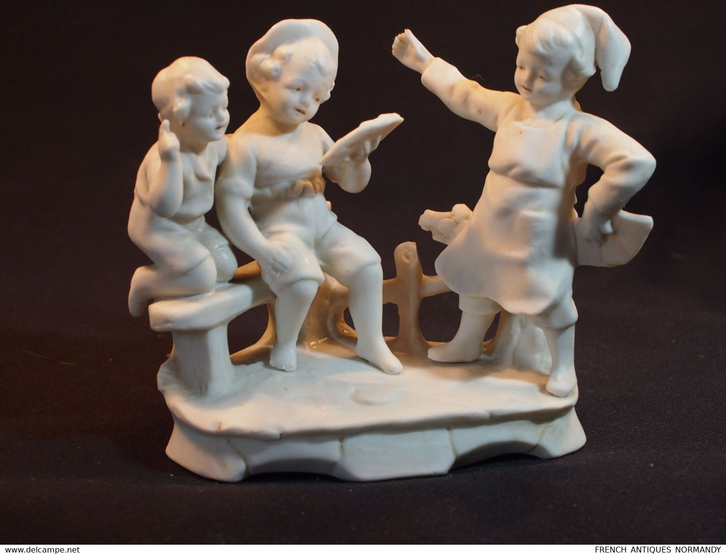 groupe en biscuit enfants qui jouent aux cartes - production allemande vers 1910