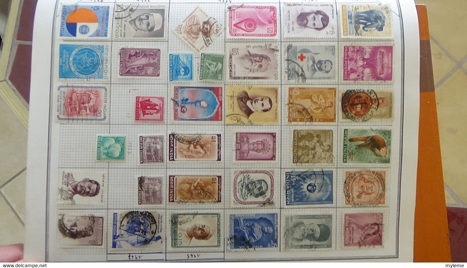 R31 Sur feuilles de cahier timbres Corée, Hong-Kong, Indes, Indochine . Port offert à 50 % pour la France