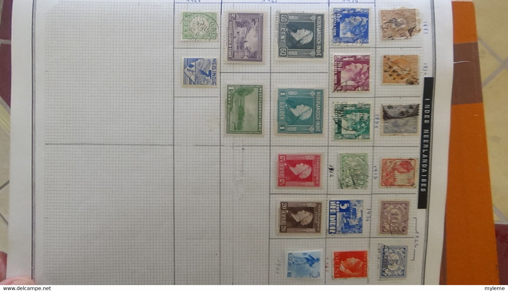 R31 Sur feuilles de cahier timbres Corée, Hong-Kong, Indes, Indochine . Port offert à 50 % pour la France