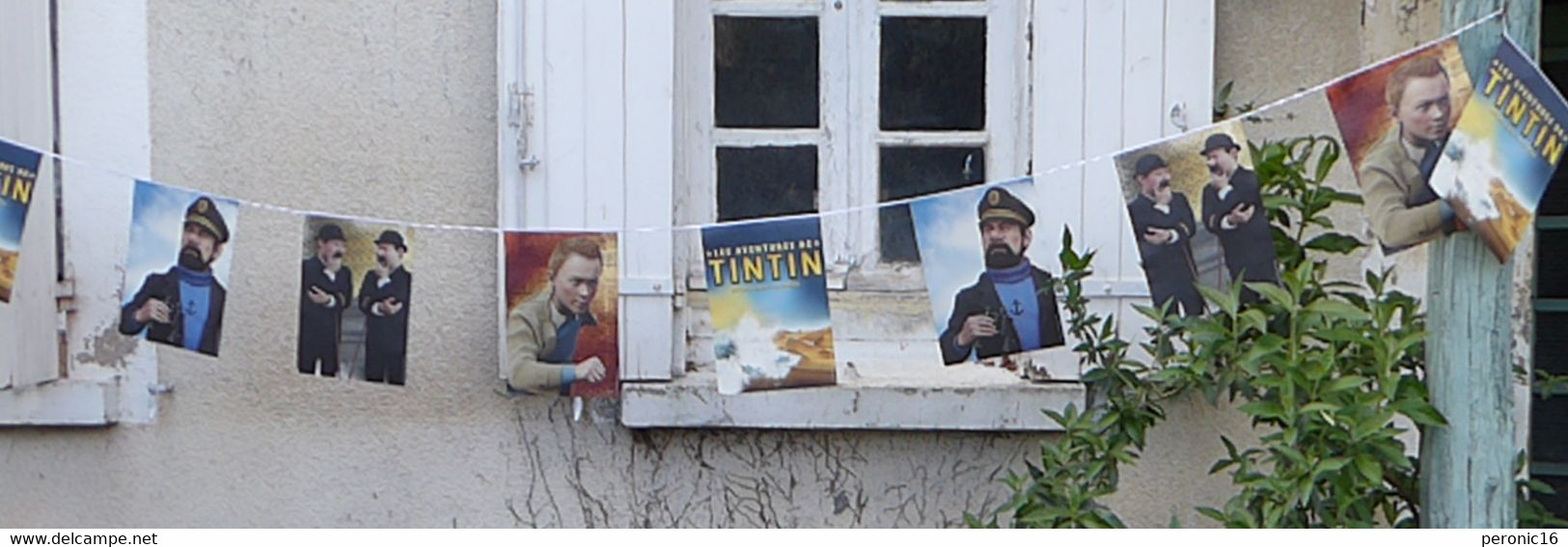 TINTIN : une banderole de 9 feuilles R° V° , pour un film : les Aventures de TINTIN , actuellement au cinéma 2011