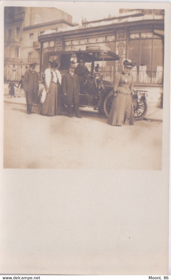 CARTE PHOTO AUTO - AUTOMOBILE ANCIEN TAXI  TRANSPORT COUPLE ET FEMMES EN TRES BELLE TENUE - LIEUX NON DEFINI - Taxis & Fiacres