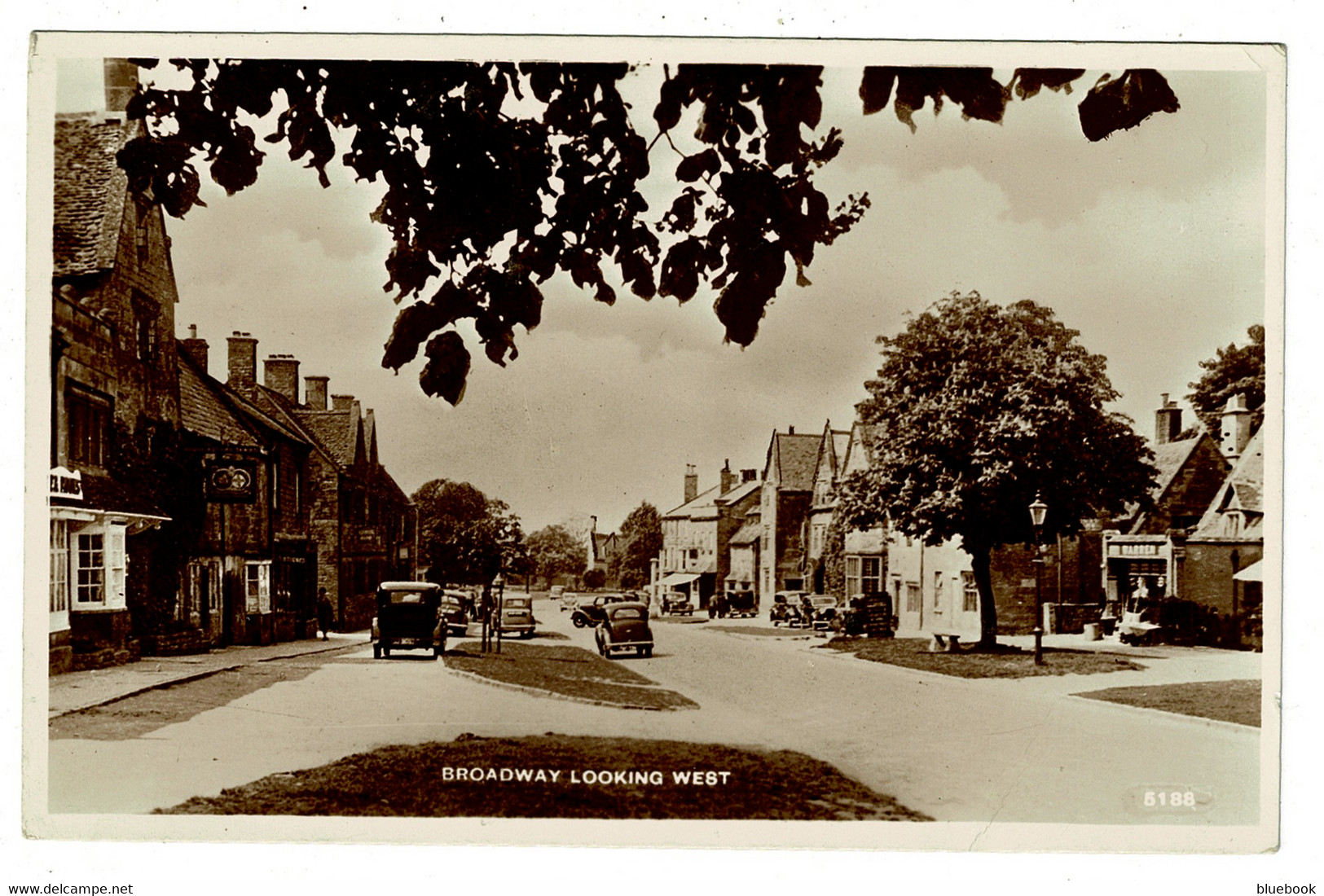 Ref 1479 - Real Photo Postcard - Cars At Broadway Looking West - Worcestershire - Andere & Zonder Classificatie
