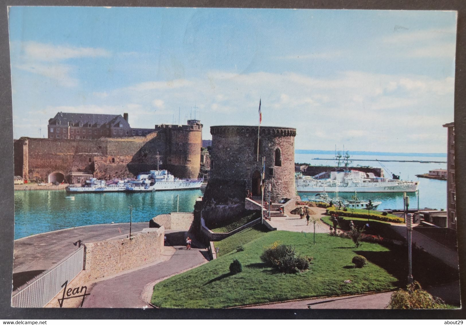 CPM 29 BREST - Le Château Et La Tour Tanguy - Vue Rare - Edition Jean 20496 - Ref. J 104 - Brest