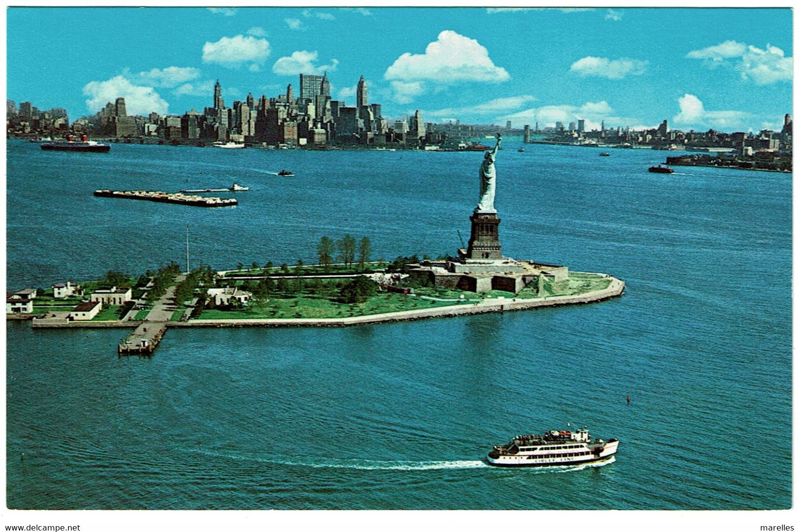CPSM USA Etats-Unis New York Statue Of Liberty (statue De La Liberté) New York Au Fond In The Background - Ellis Island