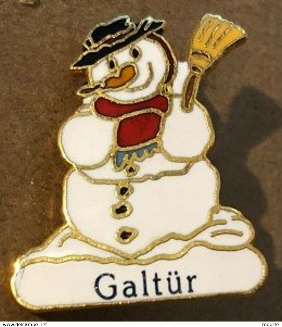 ATTENTION C'EST UNE BROCHE - BONHOMME DE NEIGE - GALTÜR - SNOWMAN - SCHNEEMANN - PUPAZZO DI NEVE - Berühmte Personen