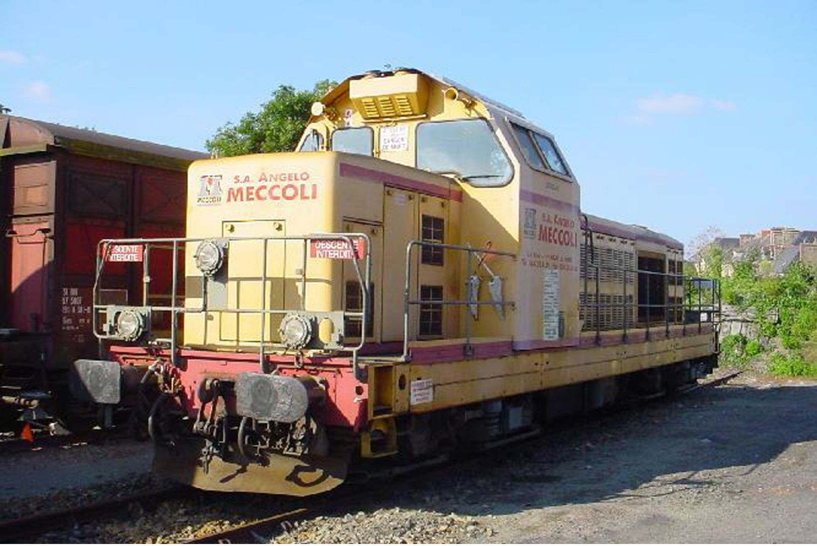 Dol De Bretagne (35 - France) Février 2005 - BB 66600 Appartenant à La Société Meccoli. (Ex. BB66611 S.N.C.F.) - Trains