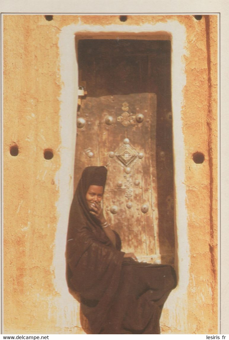 C.P.- PHOTO - MAURITANIE - MAURITANIENNE ASSISE SUR LE PAS DE SA PORTE A OUALATA - SITUE A L'OUEST DE LA CUVETTE DU HODH - Mauritanie