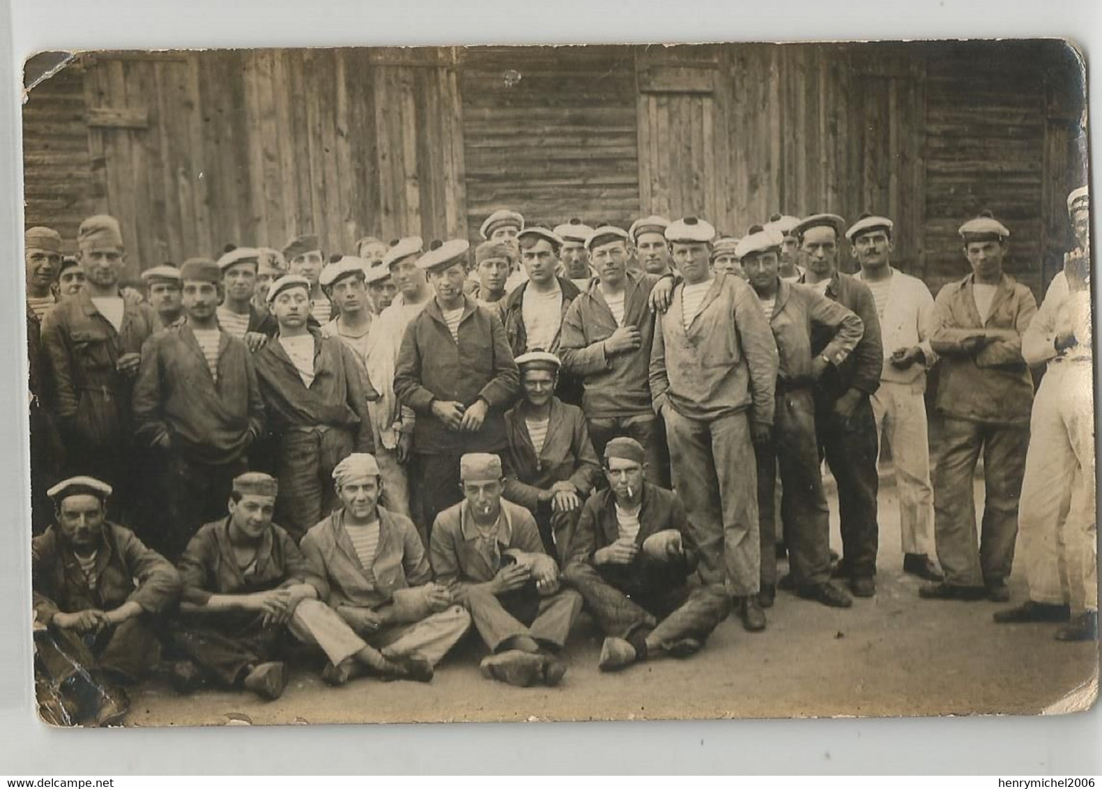 Carte Photo Groupe De Marins Devant Casernement - Weltkrieg 1914-18