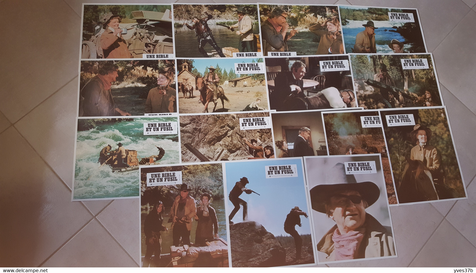 "Une Bible Et Un Fusil" J. Wayne, K. Hepburn Pochette Complète 16 Photos 23x30 NEUVES - Photographs