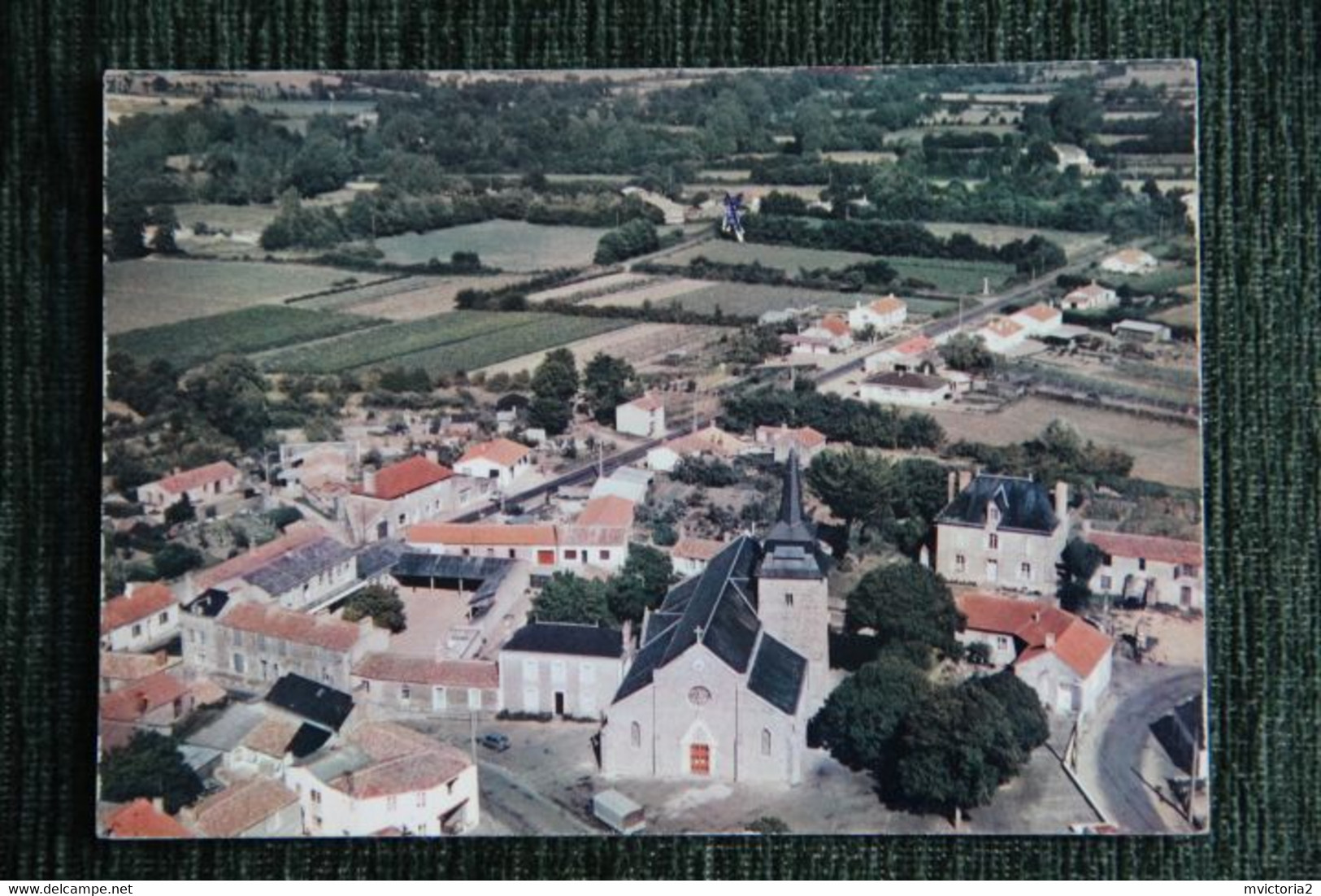 COMMEQUIERS - Vue Aérienne, Le Centre Du Bourg - Andere & Zonder Classificatie