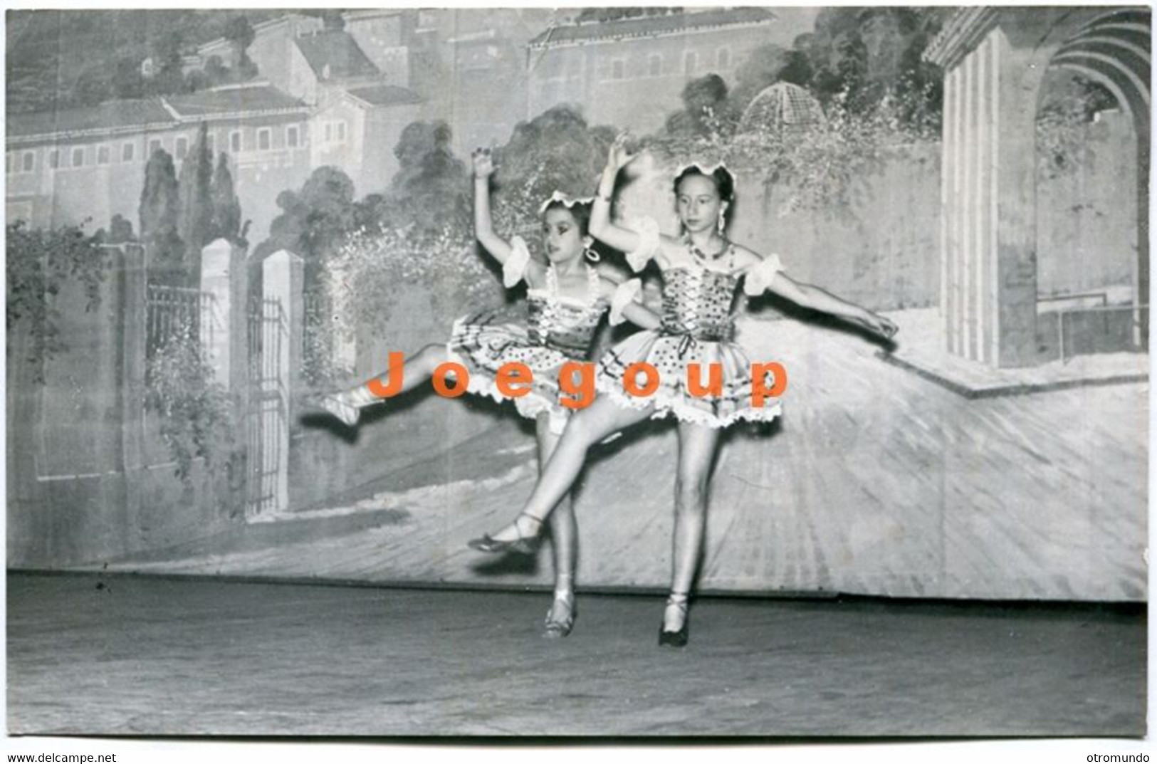 Photo Little Girls Teenagers Dancing On Stage With Typical Clothing - Anonyme Personen