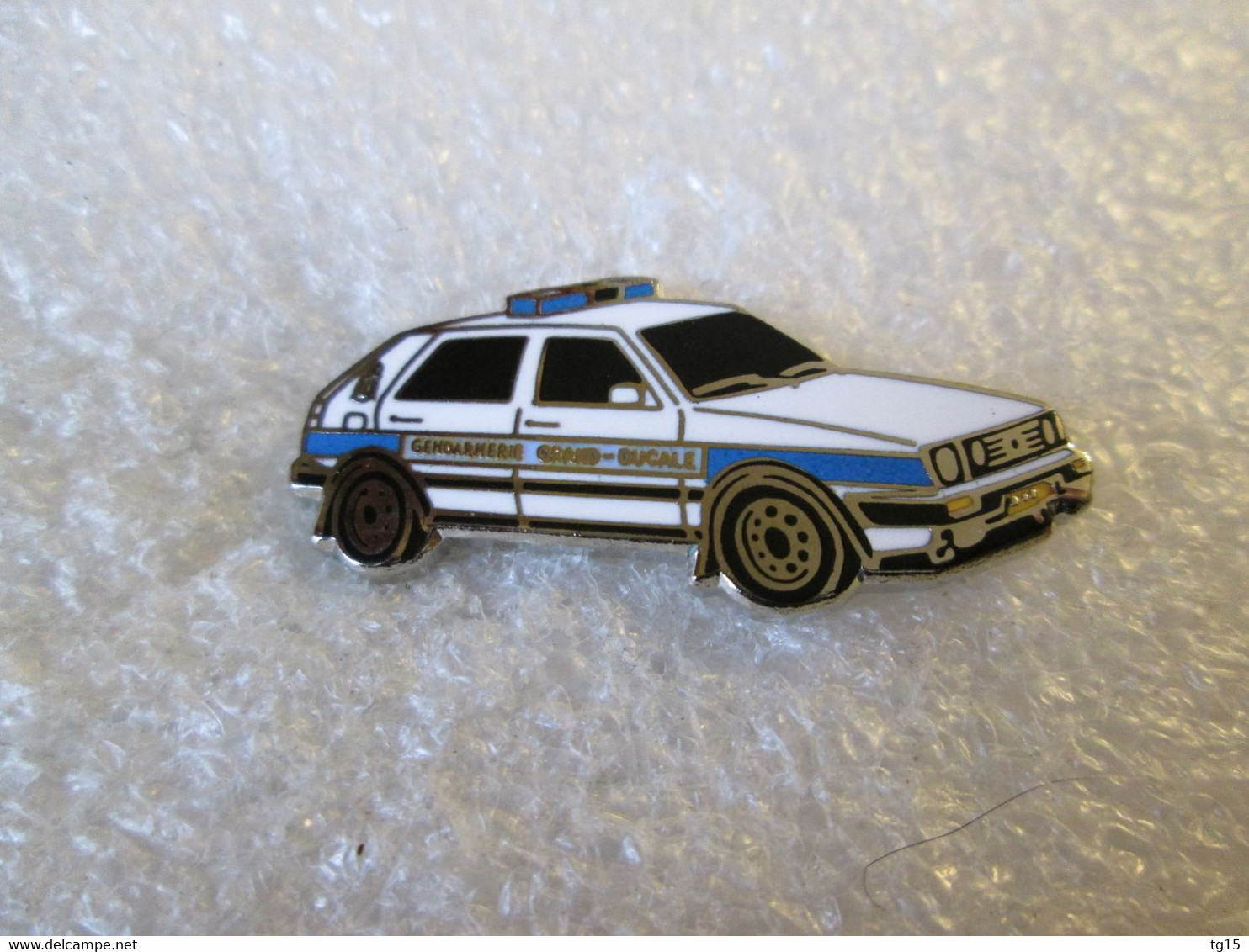 PIN'S     VOLKSWAGEN  GOLF  GTI  GENDARMERIE  GRAND DUCALE  LUXEMBOURG  Email De Synthèse  DEHA - Volkswagen