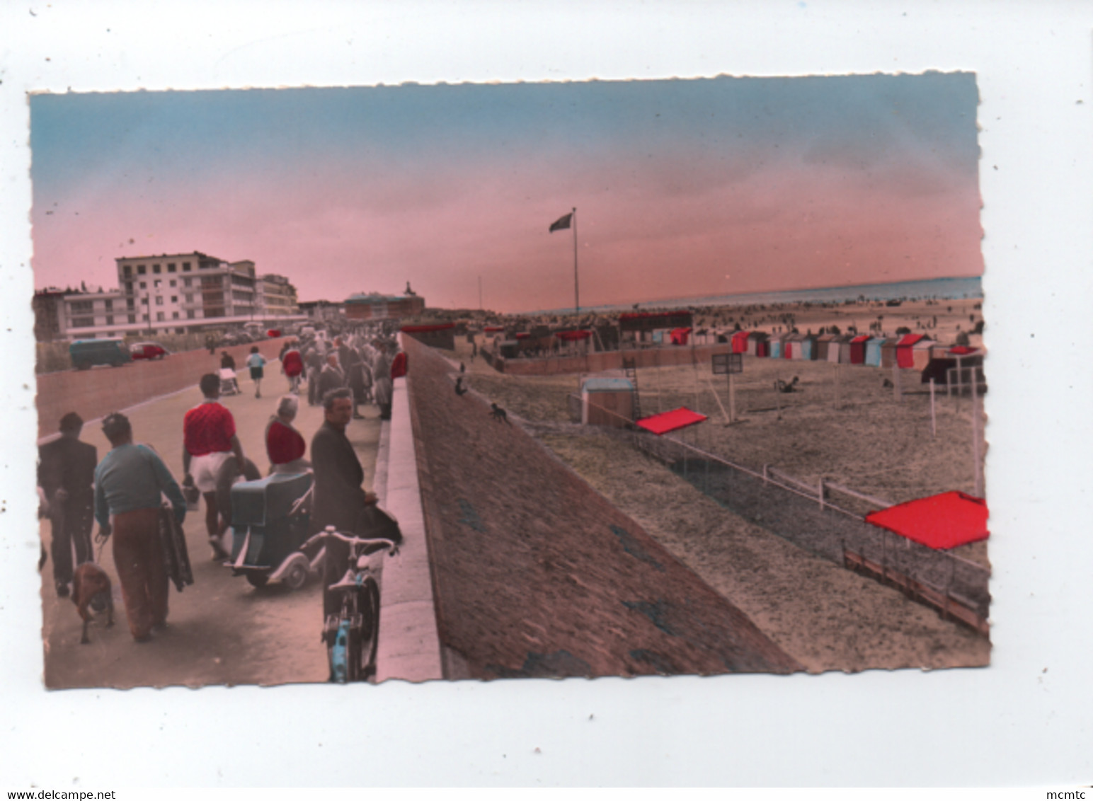 CPSM Petit Format  - Berck Plage - La Digue Et La Plage - Berck